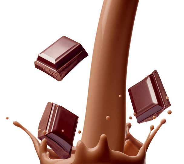 primer plano de salpicadura de leche de chocolate en trozos de vidrio y chocolate sobre fondo blanco - Foto, Imagen