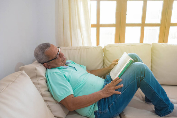 old man reading a book at home - Fotografie, Obrázek