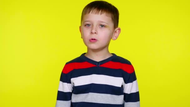 Ernsthaftes Kleines sagt Nein auf gelbem Hintergrund mit Kopierraum - Filmmaterial, Video