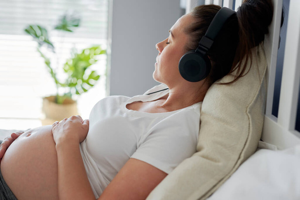 Kobieta w ciąży relaks podczas słuchania muzyki - Zdjęcie, obraz