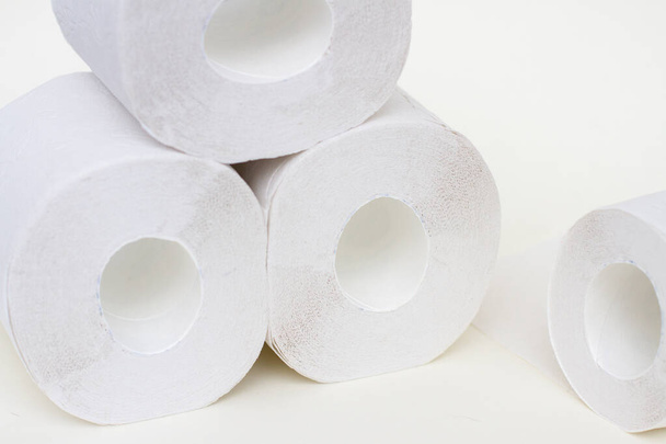 Rollen Toilettenpapier auf weiß. Papierstapel. Angst vor Coronavirus. - Foto, Bild