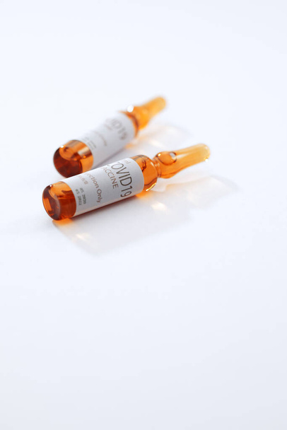 Крупним планом ампули з ліками на білому фоні
  - Фото, зображення