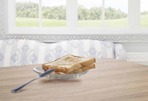 Pohled na smažené tousty s nožem na stole na barevné letní zpět - Fotografie, Obrázek