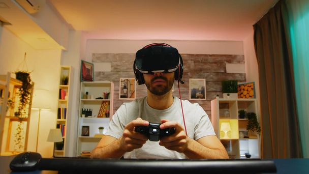 Pov di giocatore professionista indossando cuffie realtà virtuale
 - Foto, immagini