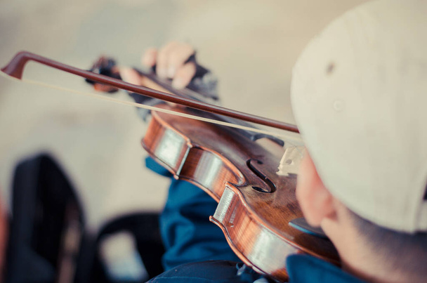 Musicien de rue jouant du violon
 - Photo, image