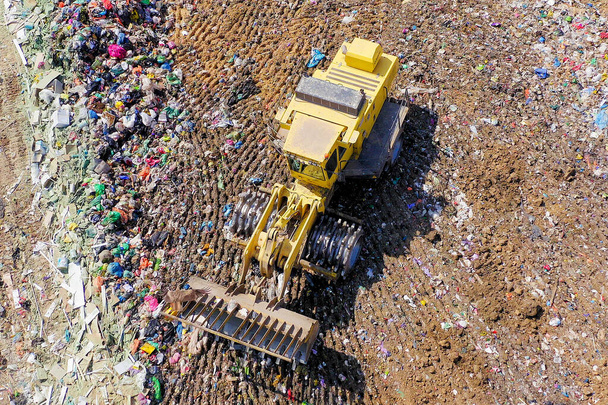 Belediyeye ait katı atık depolama alanının yukarıdan aşağı havadan çekilmiş görüntüleri. - Fotoğraf, Görsel