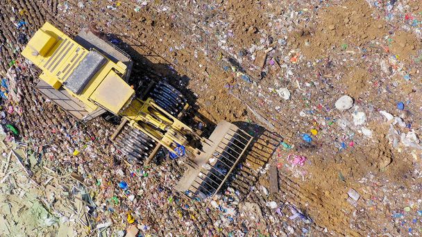 Bovenste luchtfoto 's van een stortplaats voor vast stedelijk afval. - Foto, afbeelding