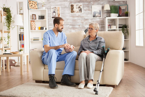 Doktor v pečovatelském domě mluví se starší ženou - Fotografie, Obrázek