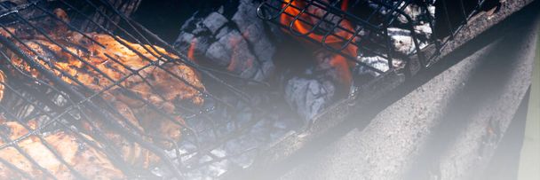 Домашнее жареное куриное барбекю с овощами, баклажаном и цуккини, приготовление барбекю с огненным пламенем и дымом. Выборочный фокус. Летняя еда. Гриль-вечеринка. Обед на природе
. - Фото, изображение