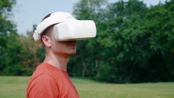 Homem em um capacete realidade virtual vira a cabeça para a direita
 - Filmagem, Vídeo