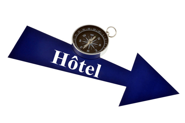 Concepto de hotel con flecha y brújula sobre fondo blanco
  - Foto, Imagen