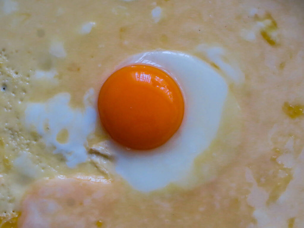 パンの中心にある明るいオレンジ色の鶏黄身 - 写真・画像