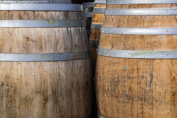 tonneaux de vin vue de près, fond de texture en bois
 - Photo, image