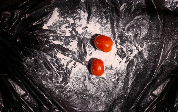 Красный томат на творческом темном фоне
 - Фото, изображение