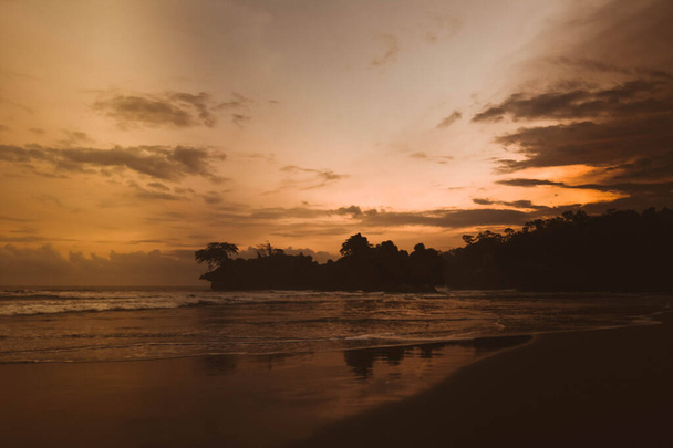 Piękna plaża Pelang o zachodzie słońca w Tulungagung, Jawa Wschodnia, Indonezja - Zdjęcie, obraz