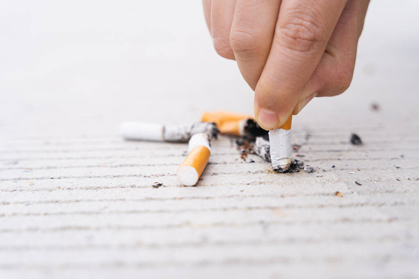Mundo sin concepto de día del tabaco. alguien puso un cigarrillo en el suelo por dejar de fumar
. - Foto, imagen