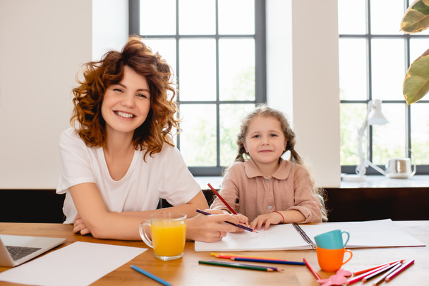 mãe encaracolado desenho com filha feliz em casa
 - Foto, Imagem
