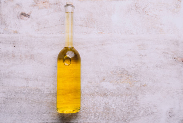Různé olejové skleněné láhve na dřevěném pozadí, kopírovací prostor. Semena, rostliny a zeleninaextra panenské oleje, slunečnice, řepkové, olivové oleje, bohaté na antioxidanty - Fotografie, Obrázek