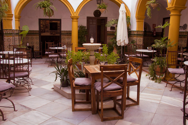 Interior de um restaurante cordovão com um belo pátio andaluz. Córdoba, Andaluzia, Espanha. Viagens, turismo e gastronomia
. - Foto, Imagem