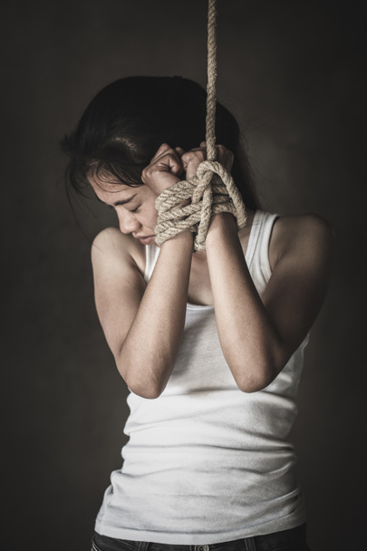 безнадежный человек руки связаны вместе с веревкой, торговлей людьми, перестать злоупотреблять насилием. - Фото, изображение