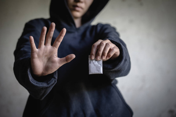 Kadınlar uyuşturucuyu yasaklamak için el kaldırıyor, uyuşturucu bağımlılığını durdurmak için, Uluslararası Uyuşturucu Bağımlılığına Karşı Gün. - Fotoğraf, Görsel