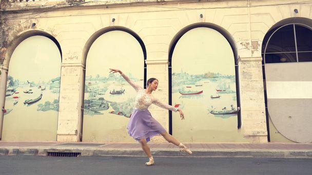 Молода прекрасна балерина танцює по вулиці в Бангкоку (Таїланд). - Фото, зображення