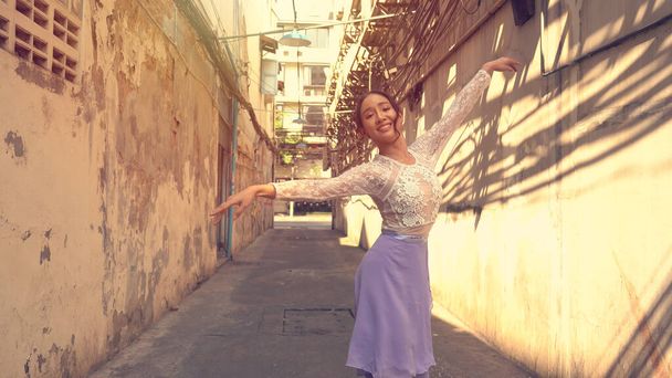 バンコクの路上で踊る若い美しいバレリーナタイ - 写真・画像