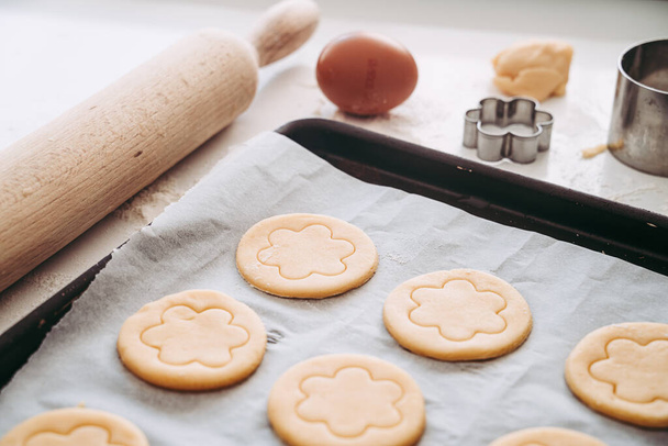 Making of delicious round shortcrust cookies for breakfast - Foto, Bild