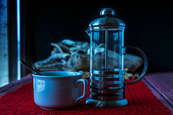 Snack mit traditionellem Glas und Metallteekanne - Foto, Bild
