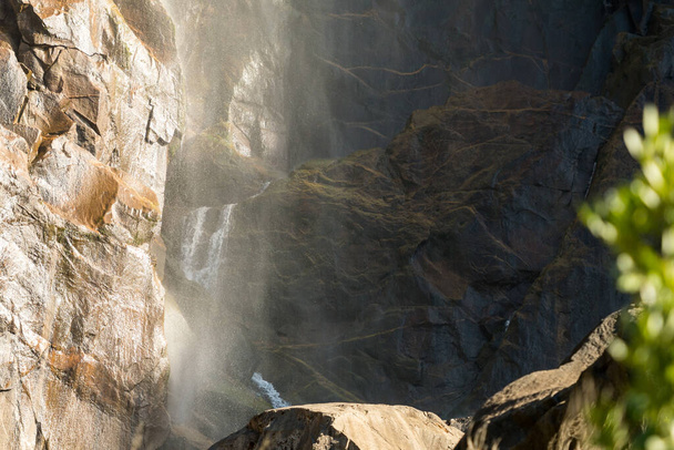Wodospad Bridalveil uderza w skały w dolnej części Parku Narodowego Yosemite, Kalifornia, USA. - Zdjęcie, obraz