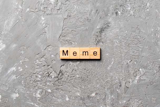 meme palavra escrita em bloco de madeira. meme texto na tabela, conceito. - Foto, Imagem