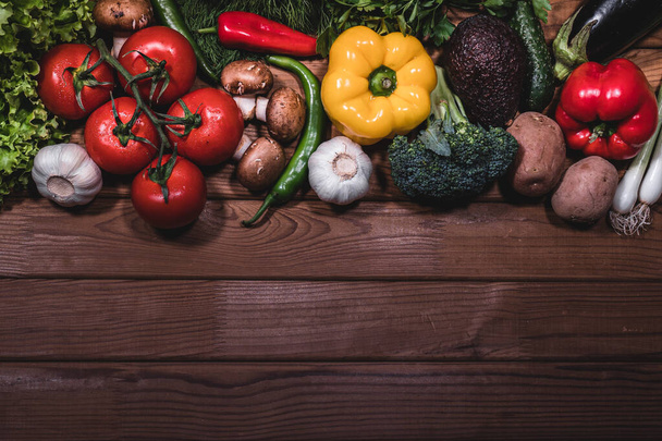 暗い木製のテーブル、テキストのためのスペース上の新鮮な野菜製品とスペースフラットレイ組成物をコピーします。健康的な料理やショッピング食品スーパーマーケットやきれいなビーガン食のコンセプト. - 写真・画像