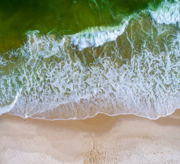 Vista aérea de las olas que se estrellan en la playa de Perdido Key Beach, Florida
  - Foto, imagen