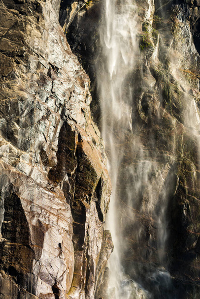 A Bridalveil ősz vize a Yosemite Nemzeti Park alsó részén, Kaliforniában, USA. - Fotó, kép