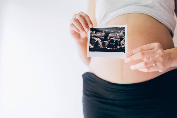 24 tydzień ciąży kobieta relaks w pobliżu okna w domu w sypialni - Zdjęcie, obraz