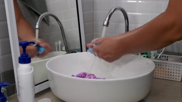 Férfi kéz mossa egyéni kék arc maszkok - Felvétel, videó