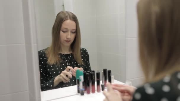 Aantrekkelijke vrouw wordt wakker in de ochtend klaar om haar dag te beginnen zetten op make-up met borstel toe te voegen blush bronzer - Video