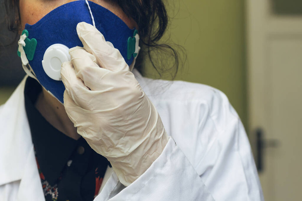 Trabalhador hospitalar usando máscara protetora
 - Foto, Imagem