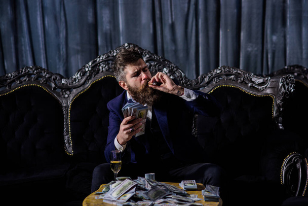 bearded man smoking a cigar in retro luxury interior - Фото, зображення