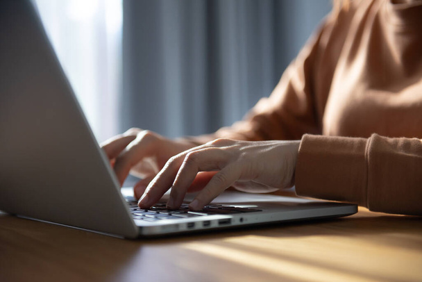 Trabalhando em casa, Close-up imagem de jovem gerente profissional do sexo feminino usando laptop, empresária trabalhando em casa via computador portátil, vírus Corona
. - Foto, Imagem