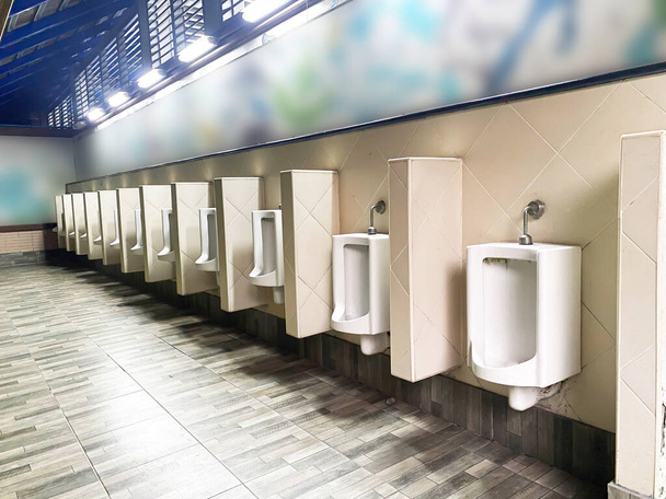 Männer weiße Urinale Design, Nahaufnahme Reihe von Outdoor-Urinale Männer öffentliche Toilette, Urinal-Konzept. - Foto, Bild