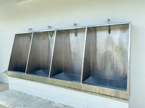 Urinoirs blancs pour hommes design, Gros plan rangée d'urinoirs extérieurs hommes toilettes publiques, concept urinoir
. - Photo, image