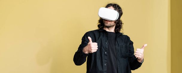 Panoramische opname van de mens in vr headset tonen als gebaar thuis  - Foto, afbeelding