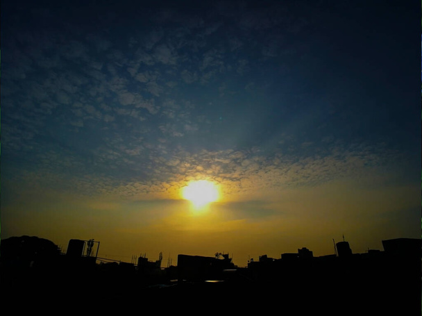 Top näkymä kaupunkiin lämpimän auringonlaskun aikana Intiassa
 - Valokuva, kuva