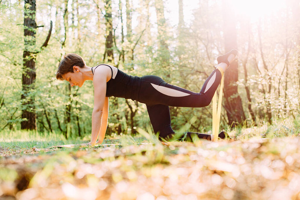 женщина спортивные упражнения пилатес вне йоги комфорта медитации
 - Фото, изображение