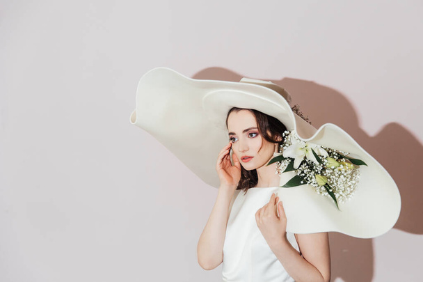 Mariée de luxe avec un chapeau et des fleurs dans un chapeau, mode
 - Photo, image