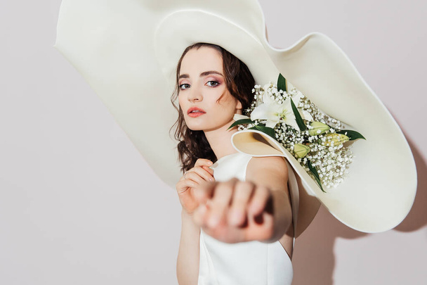 帽子と花を帽子にした豪華な花嫁、ファッション - 写真・画像