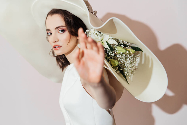 帽子と花を帽子にした豪華な花嫁、ファッション - 写真・画像