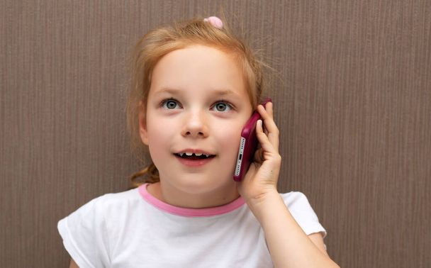 girl child speaks on smartphone - Фото, изображение