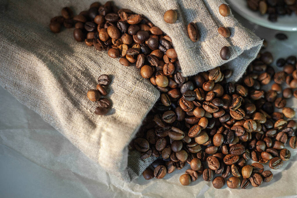 Kahvikuppi ja kahvipavut pussissa
 - Valokuva, kuva